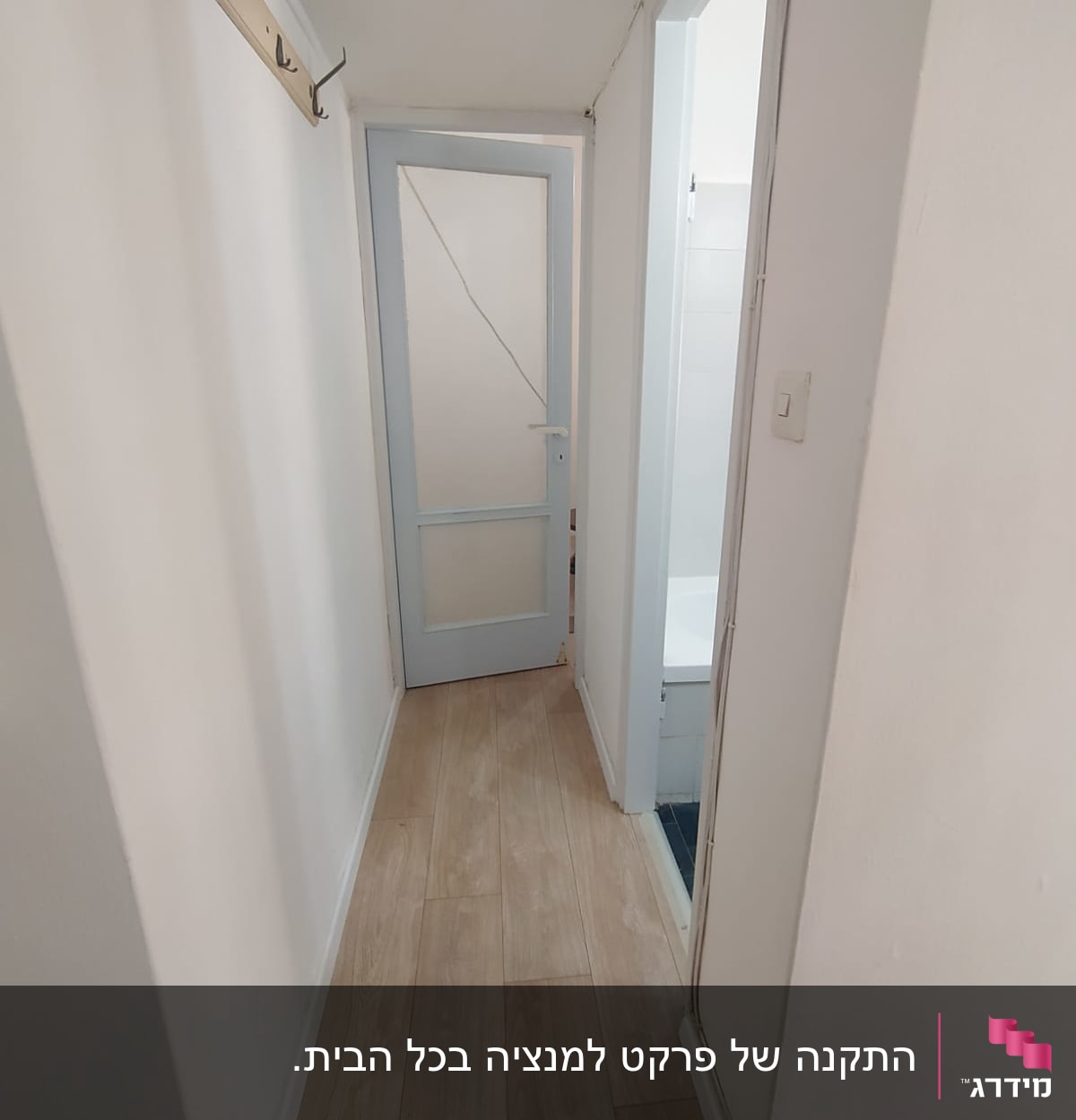 רצפת פרקט עץ במסדרון צר עם דלתות